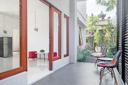 ein Flur mit Stühlen und einem Tisch in einem Gebäude in der Unterkunft Canggu Residence in Canggu
