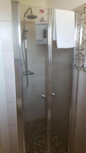 eine Dusche mit Glastür im Bad in der Unterkunft Villa Marzamemi Beach in Marzamemi