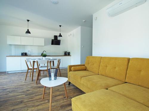 un soggiorno con un divano e un tavolo di Villa Rasmus a Kołobrzeg