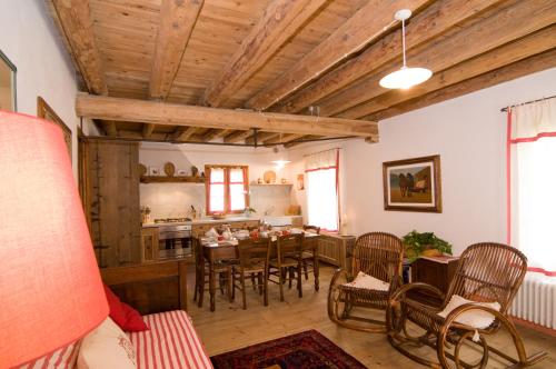 cocina y comedor con mesa y sillas en Le Fade, en Susegana