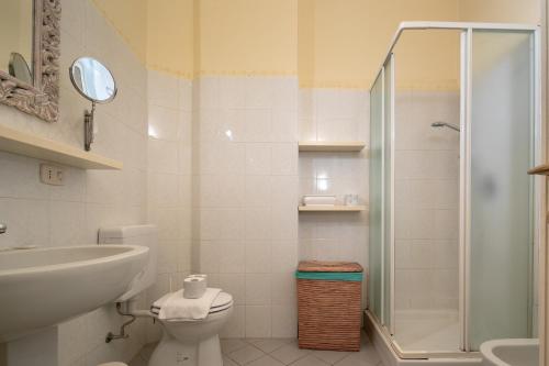 ein Bad mit einer Dusche, einem WC und einem Waschbecken in der Unterkunft Romantic Pitti in Florenz