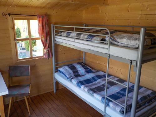 Krevet ili kreveti na sprat u jedinici u okviru objekta Zehrermühle Campinghütte