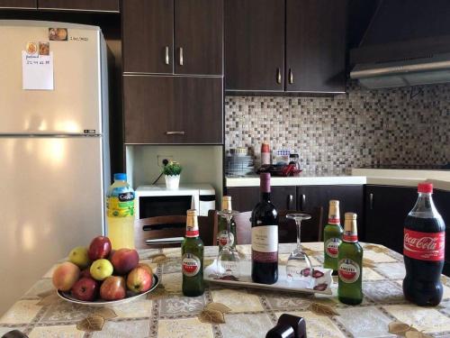 una barra de cocina con botellas de vino y un bol de fruta en Joseph apartment en Bethlehem