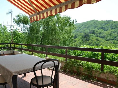 einen Tisch und Stühle auf einem Balkon mit Aussicht in der Unterkunft Belvilla by OYO Il Cerro in Maresca
