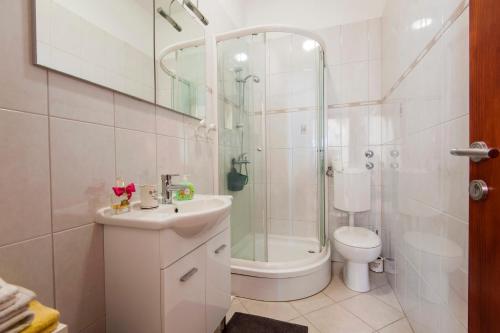 W łazience znajduje się prysznic, umywalka i toaleta. w obiekcie Resort Villa Moses w Novalji