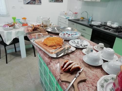 een keuken met een aanrecht met eten erop bij Le mille e una notte in Comacchio