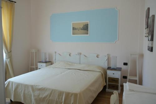 Cama ou camas em um quarto em Giardino dei Colori Appartamenti Dianella Pool relax &family friendly