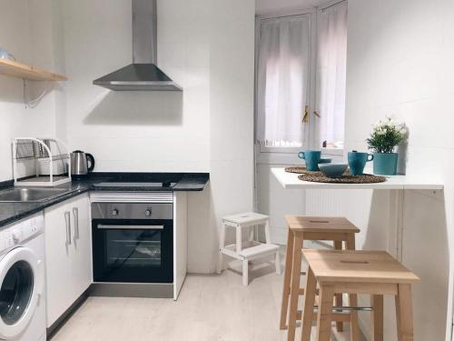 Il comprend une cuisine équipée d'un lave-linge, d'un évier et d'un lave-vaisselle. dans l'établissement Muy luminoso en San Mamés, à Bilbao