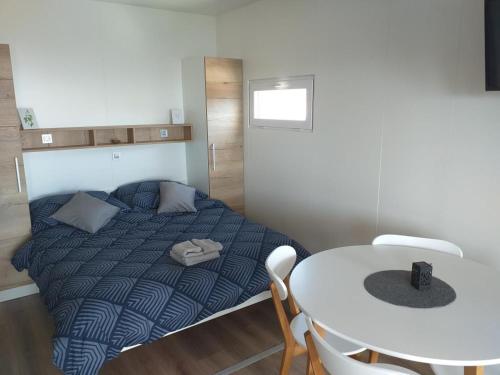 Ένα ή περισσότερα κρεβάτια σε δωμάτιο στο Mobile home STELLA MARIS