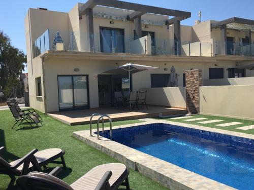 Duplex con piscina individual y vistas al mar en Torrevieja