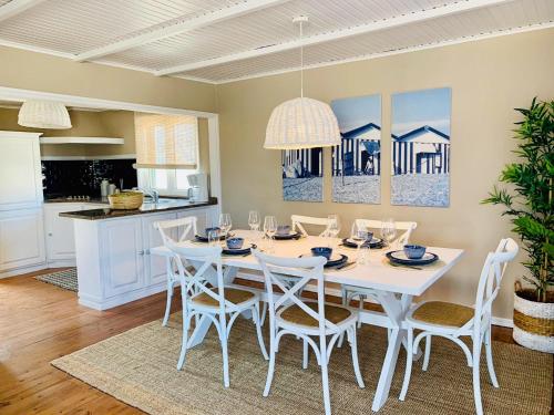 a white dining room with a white table and chairs at Beachliving Esmoriz in Esmoriz