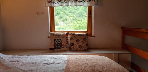 Un pat sau paturi într-o cameră la Enjoy Visoko
