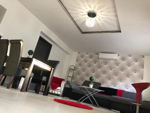 sala de estar con sofá y piano en Korona Apartman Balatonboglár, en Balatonboglár