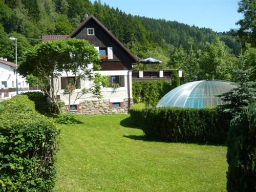 una casa con una cupola verde in un cortile di Chata Rozárka a Dolni Dvur