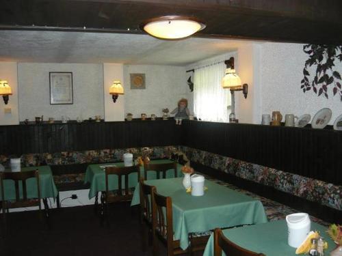 En restaurant eller et andet spisested på Chata Rozárka