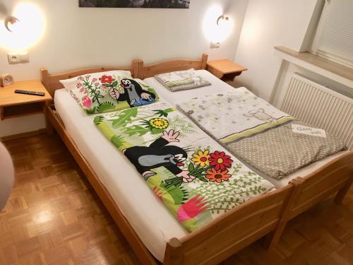 Un dormitorio con una cama con flores. en Ferienhaus Adele en Bad Neuenahr-Ahrweiler