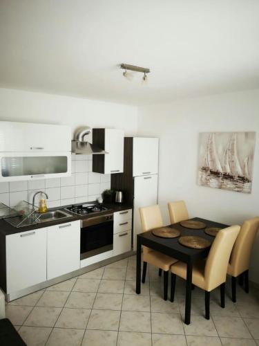 Kuchyňa alebo kuchynka v ubytovaní Apartment Karla - Zubovići