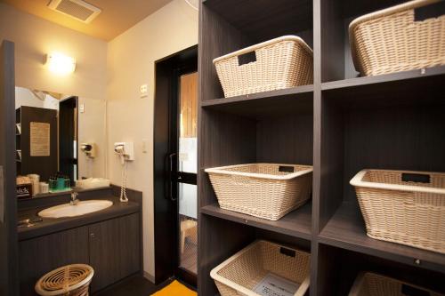 Hotel Route-Inn Kawaguchiko tesisinde bir banyo