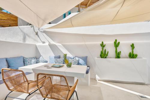 Χώρος καθιστικού στο Mykonian Mews Luxury Suites
