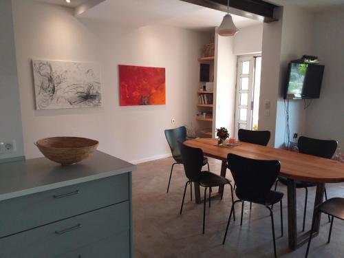 - une salle à manger avec une table et des chaises en bois dans l'établissement Apartment Kuca Merdzo, à Orebić