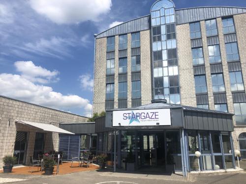 ein großes Gebäude mit einem Schild davor in der Unterkunft Stargaze Forum Hotel Düsseldorf-Hilden in Hilden