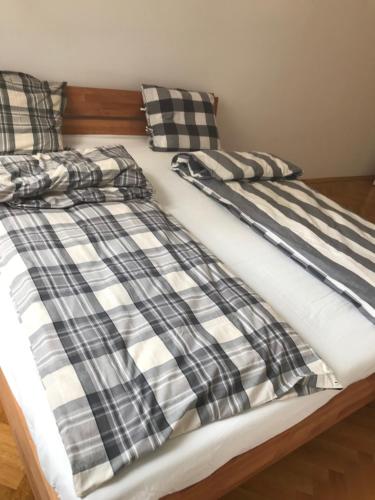 A bed or beds in a room at Lilians modern Appartement in historical Citycenter