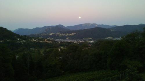 a view of a mountain with the moon in the sky at Casa la Selva in Pura
