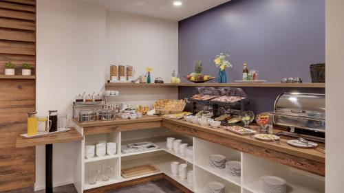 a kitchen with a buffet of food on display at Amper Art Boardinghouse in Fürstenfeldbruck