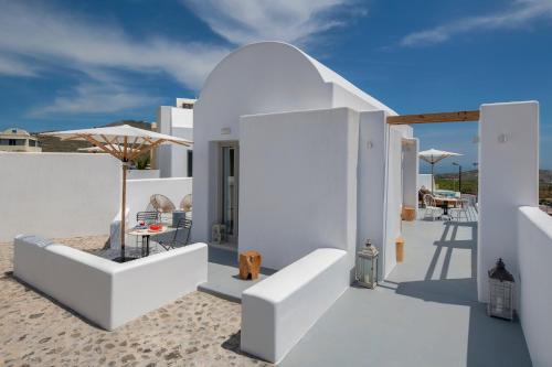 a house on the beach with white walls at MILESTONE VILLAS in Megalokhori