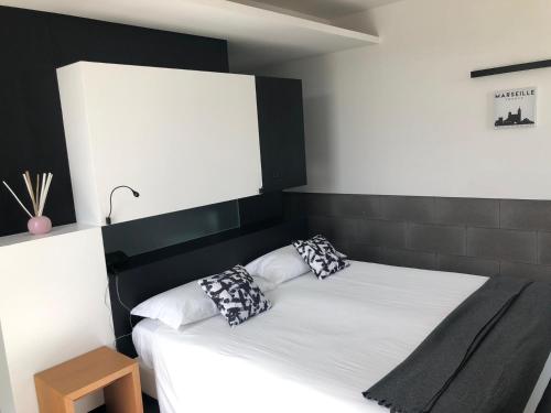 una camera con 2 letti con cuscini bianchi e neri di Parco Paglia Home a Chieti
