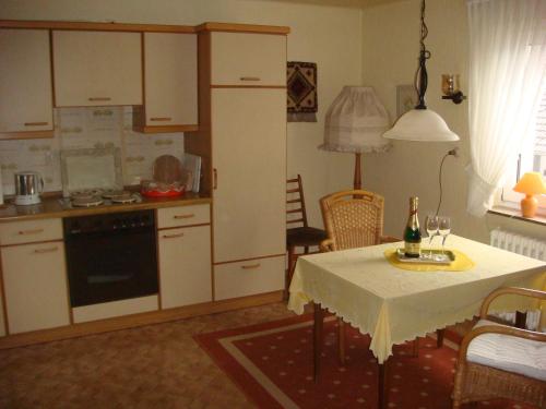 eine Küche mit einem Tisch und einer Flasche Wein in der Unterkunft Ferienwohnung Trier in Trier