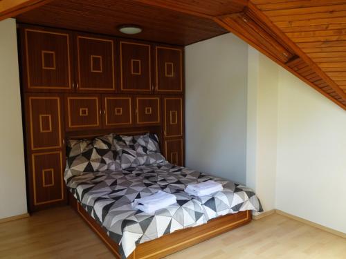 Cama en habitación con pared de madera en Quiet room in Budapest near airport with free parking en Budapest