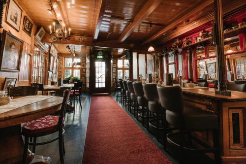 un ristorante con soffitti e tavoli in legno e sedie di Hotel Spaander BW Signature Collection a Volendam