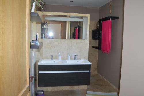 une salle de bain avec un lavabo blanc et un miroir dans l'établissement Villa, à Combas