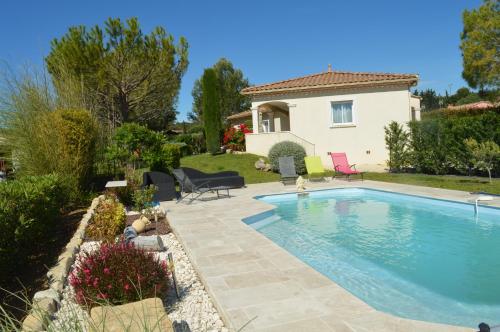 une piscine devant une maison dans l'établissement Villa, à Combas