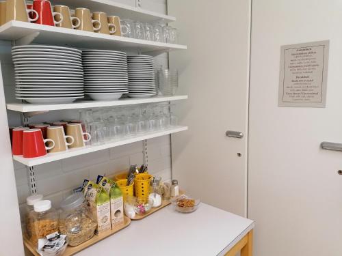 una cucina con bancone e piatti sugli scaffali di Kaidanojan Kartano a Uusikartano