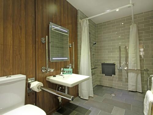 Ett badrum på Harlech Apartments - Bendigeidfran