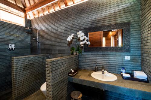 Ένα μπάνιο στο Royal Cottage Nusa Lembongan