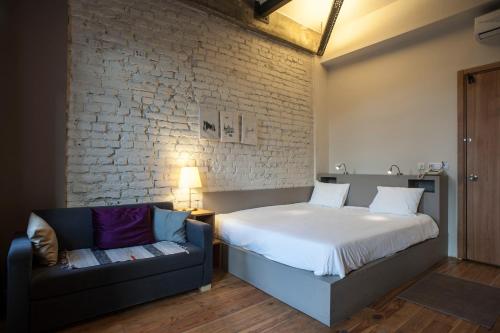 a bedroom with a bed and a couch at Peradays in Istanbul