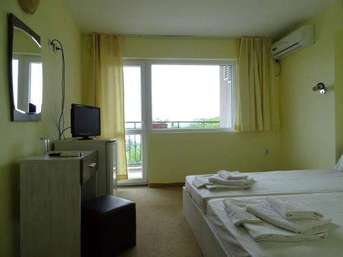 TV a/nebo společenská místnost v ubytování Kovachevi House