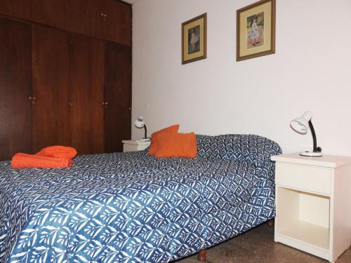a bedroom with a bed with an orange pillow on it at IRUÑA CENTRO- 150 mts peatonal de Resistencia in Resistencia