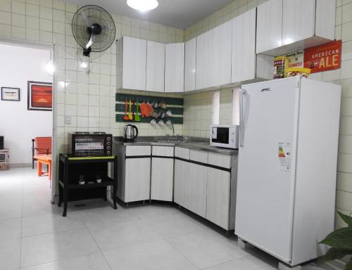 a kitchen with a white refrigerator in a room at IRUÑA CENTRO- 150 mts peatonal de Resistencia in Resistencia
