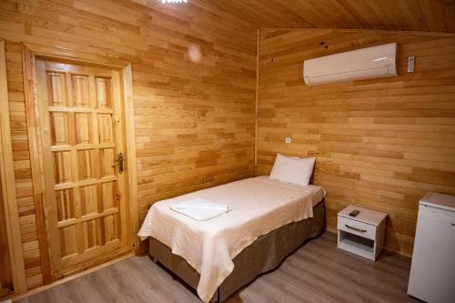Una cama o camas en una habitación de Likya Adrasan Otel
