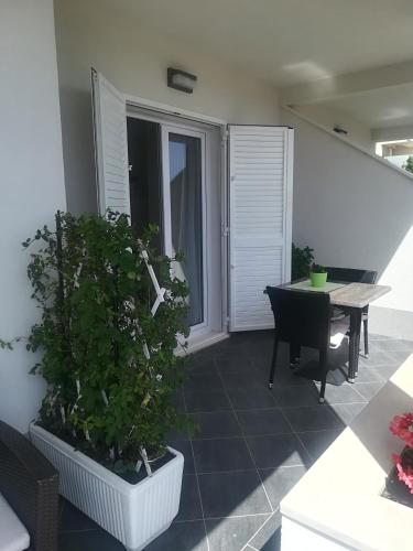 a balcony with a table and a plant in a room at Hvar De Luxe Apartments in Hvar