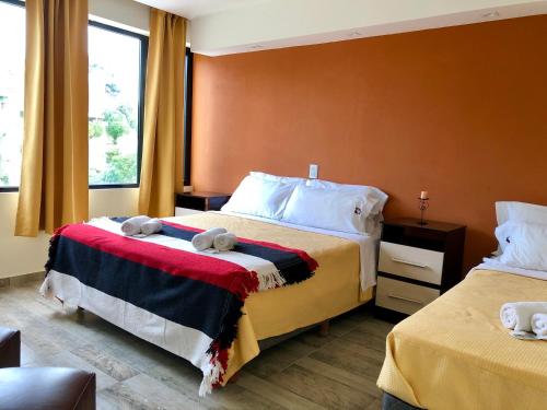 una camera d'albergo con due letti con orsacchiotti sopra di San Remo New Viking a Pinamar