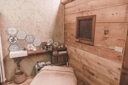 a room with a bed and a tv on a wall at B&B Ca' Mea room, wellness & food in Levata