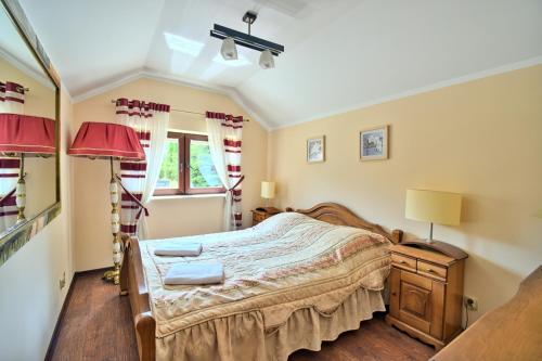 Postel nebo postele na pokoji v ubytování Domek nad stawem
