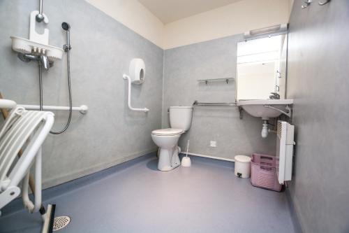 ein Badezimmer mit Toilette und Waschbecken in der Unterkunft LE SOLEIL DE JADE village vacances in Préfailles