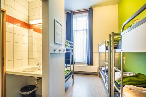 a small room with a sink and bunk beds at Auberge de Jeunesse de Tournai in Tournai