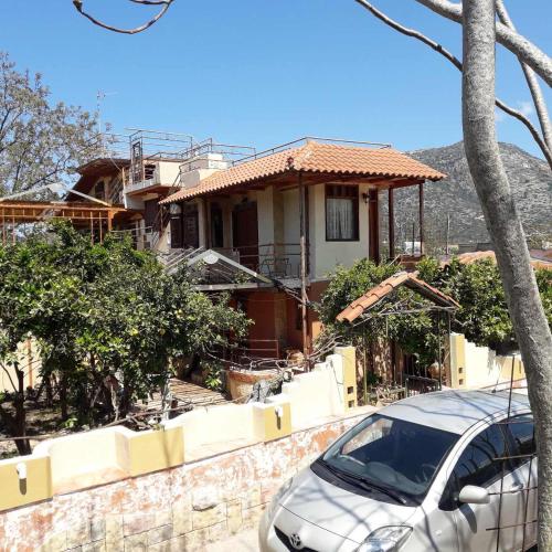 a car parked in front of a house at VLASSIS APTS -ΜΕΛΙΔΟΝΙ-ΔΙΑΜΕΡΙΣΜΑ ΒΑΣΙΛΙΚΗ in Melidhónion